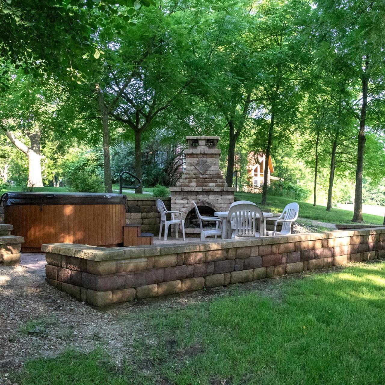 Red Cedar Lodge Charles City Exterior photo