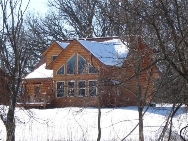 Red Cedar Lodge Charles City Exterior photo